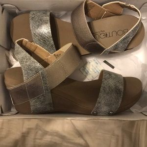Corey’s wedges size 8